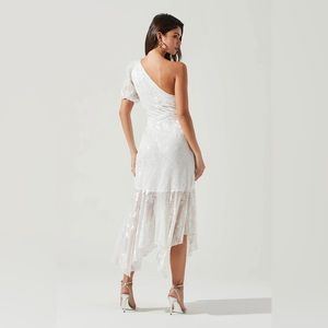 ASTR THE LABEL SANTORINI ONE SHOULDER FLORAL MIDI DRESS - WHITE - XS